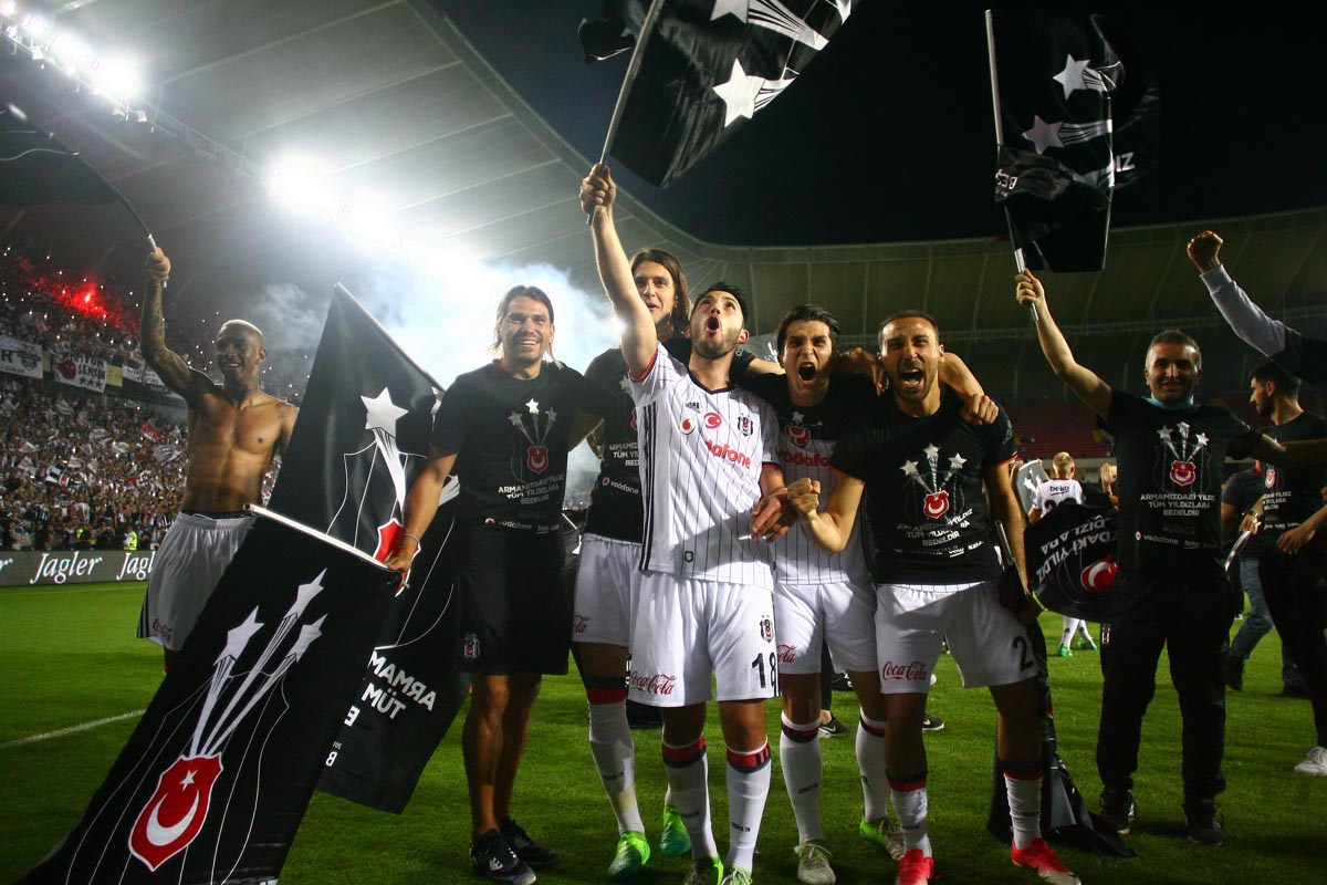 Besiktas's tweet photo. Mutluluğu da 
Şampiyonluğu da
Biz hak ettik
#şampiyONBEŞiktaş
Yazdık https://t.co/8Z2rVStB2R