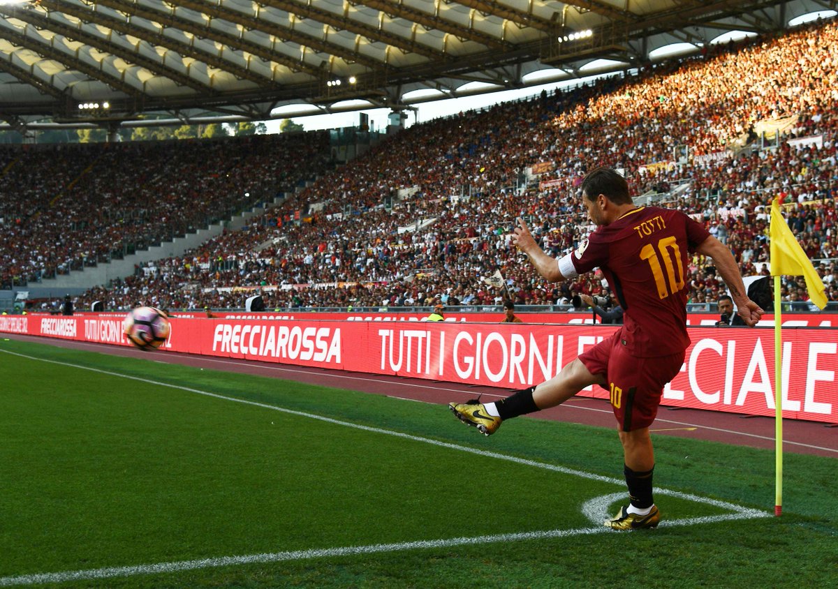 marca's tweet photo. Arrivederci Capitano: la Roma y el fútbol despiden a Totti https://t.co/7FX9wOl2eY https://t.co/4y6WnzsRkK