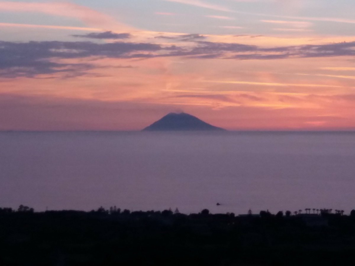 calabriaonline's tweet photo. #ParoleAlTramonto: Delle volte non ci rendiamo conto della #bellezza che abbiamo intorno a noi..
#Calabria 4 ever, #SudItalia. #domenicalive https://t.co/j2nbkSvPyK
