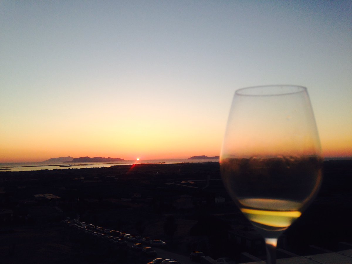 Chiudiamo la giornata #cantine aperte con lo splendido #tramonto di fronte alle #Egadi dalla terrazza delle <a href="/CantineFina/">Cantine Fina</a> grazie di tutto!!!