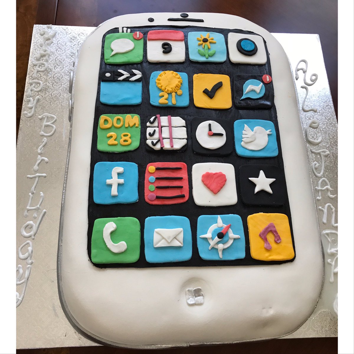 hugoarenas's tweet photo. Kids birthday nowadays #iPhoneCake https://t.co/ewm690f7O1