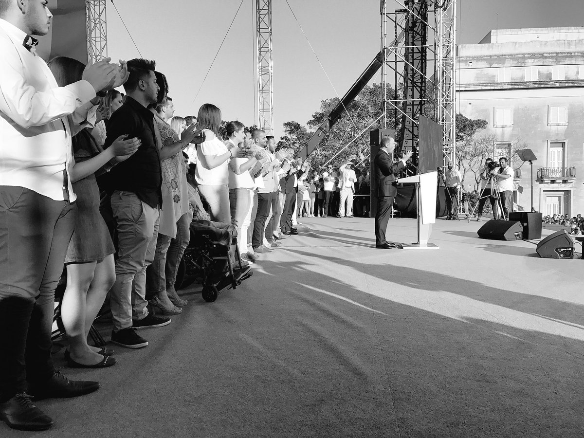 GianlucaFalzon's tweet photo. Diskors ta' #mexxej • Diskors ta' #primministru • Diskors ta' #missier • Diskors ta' #pozittivita#JosephMuscat#3taGunju 🇲🇹❤@JosephMuscat_JM https://t.co/rgCGN0dMvg