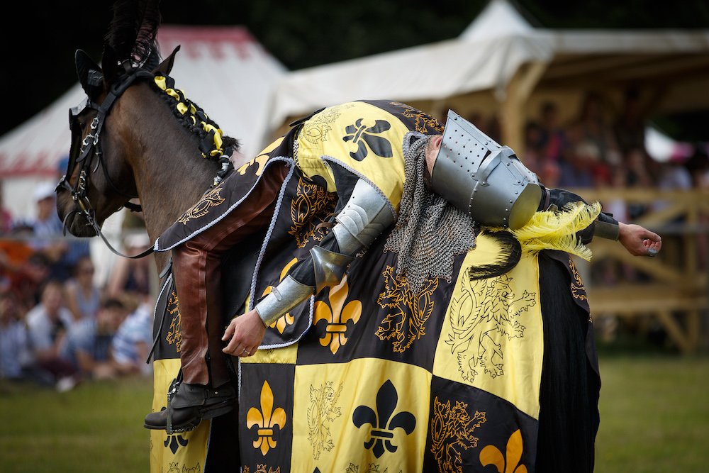 Once again you can get to the 2 w/ends of mediaeval revelry using the regular shuttle bus from Billingshurst Station to Loxwood Meadow.