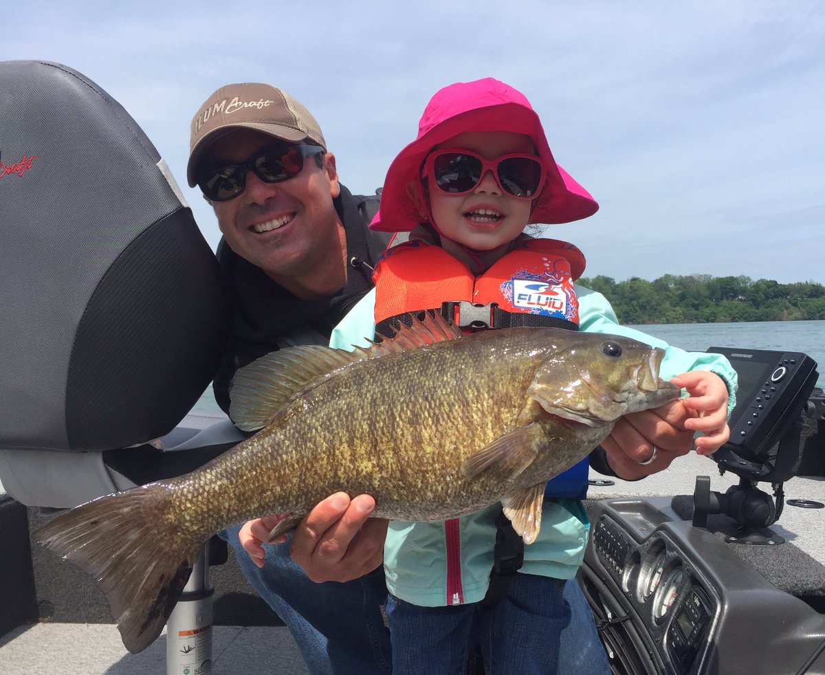So this happened today... my daughter catches a 21.25" 6.6lbs Niagara River Smallmouth.<a href="/ALUMACRAFTBOATS/">ALUMACRAFT BOATS</a>