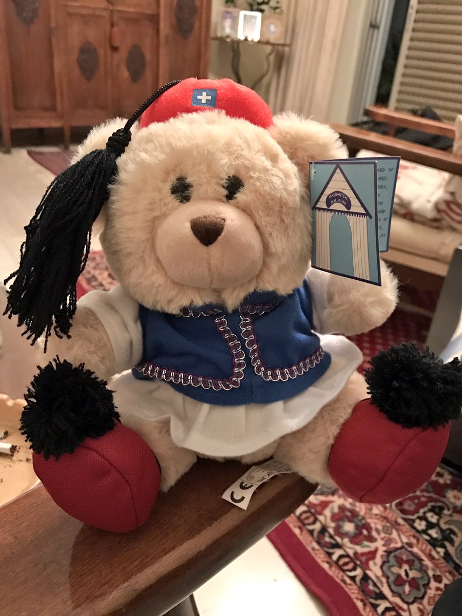 AthensWalks's tweet photo. A Greek presidential guard perfect for kids 😆#Greece #tsolias #teddybears #evzones #τσολιάς #αθήνα #athens #athenstours https://t.co/KCNEJ6Lp2S