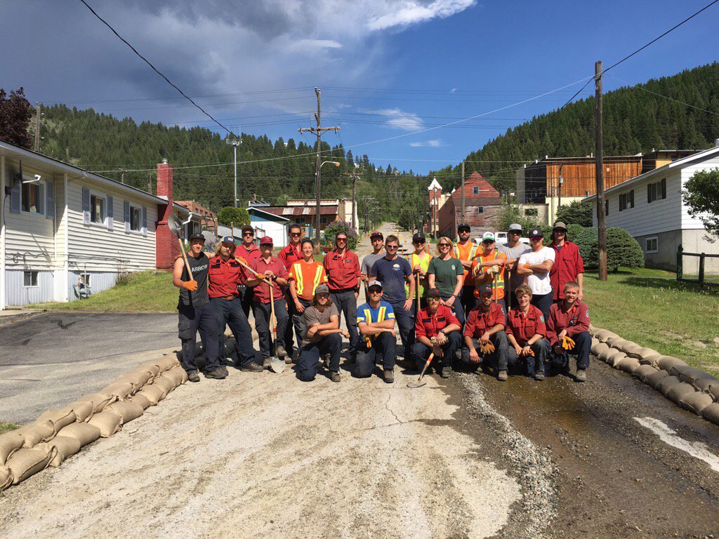 svendsen_jamie's tweet image. These guys rocked it 15,000 sandbags less than 2 days. BC Wildfire crews are the best.