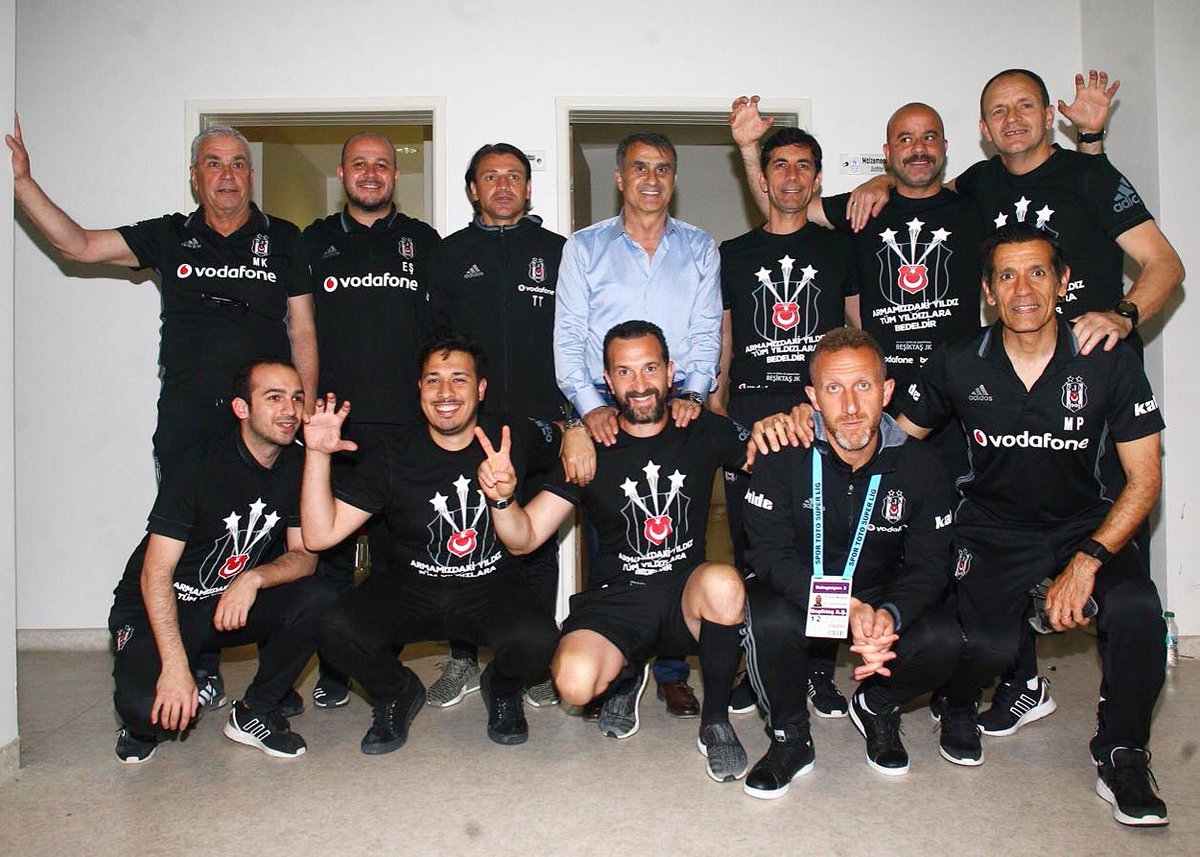 Teknik Direktörümüz Şenol Güneş ve teknik heyetimiz ile ne kadar övünsek az kalır #şampiyONBEŞiktaş 👏👏👏🏆⭐️🌟⭐️