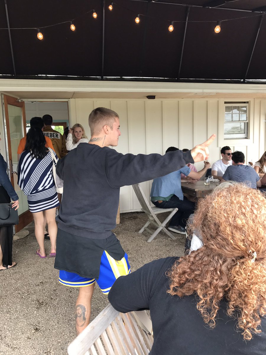 ChloeMelas's tweet photo. .@justinbieber hugged tons of fans and was super sweet. Even congratulated me on my pregnancy - he was with Patrick Schwarzenegger https://t.co/fEcJro8OsZ