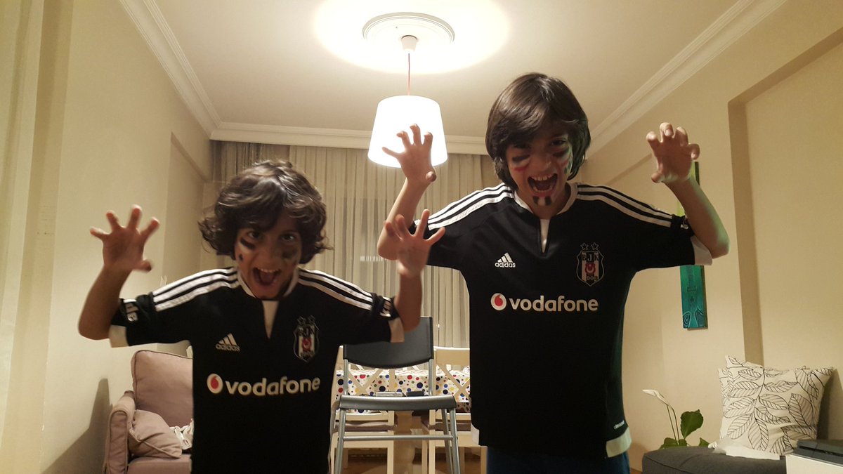 #ŞampiyonStadyumda Yavru Kartallar'la şampiyonluğu kutluyoruz, inşallah uzun yıllar şampiyonluklar yaşamak dileğiyle, Şampiyon Beşiktaş💪👏👏🏆🏅
