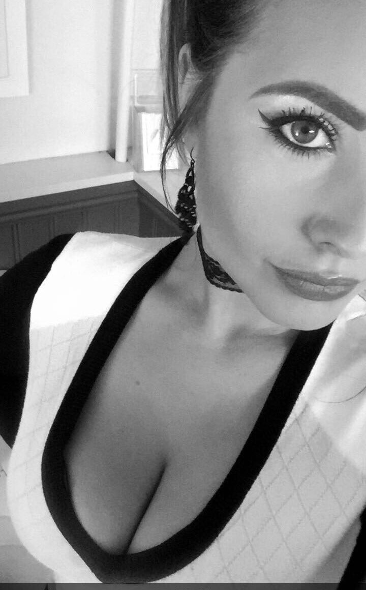 Have an amazing bank holiday weekend to all my #twitterfollowers in the 🇬🇧💕 #SundayFunday #browsonfleek #smokeyeyes #MUA #CHANEL #choker