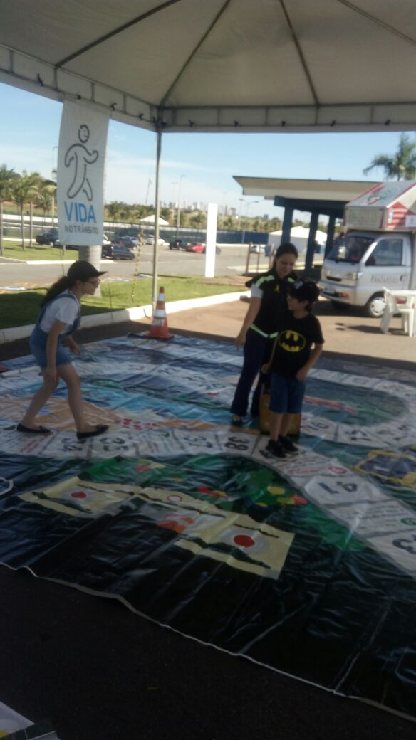 Horaciofm10's tweet photo. Educação para o Trânsito SMT na Copa Truck 2017 em Goiânia. @PrefeituradeGyn @smtgoiania https://t.co/jeBix9ZxZH