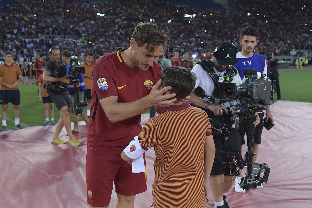 OfficialRoma_ID's tweet photo. Totti menyerahkan ban kaptennya kepada Mattia Almaviva, kapten dari tim termuda di Akademi #ASRoma.

Mattia lahir tahun 2006. 💛❤️ https://t.co/huq0OWFdaN