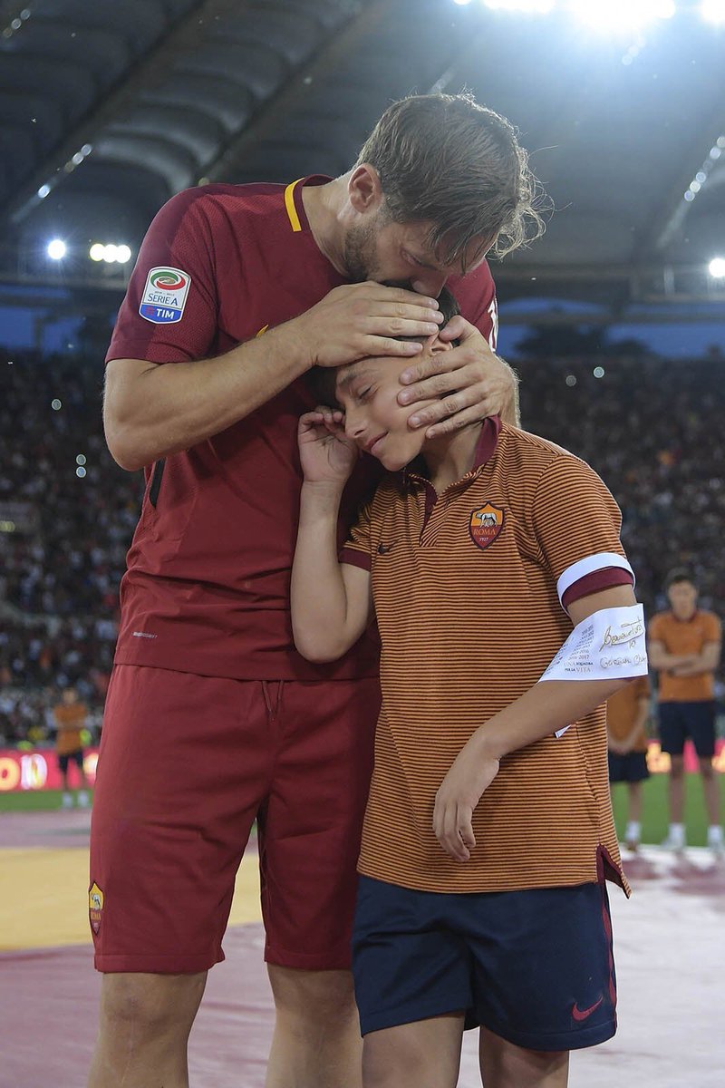 Totti mencium kepala Almaviva
