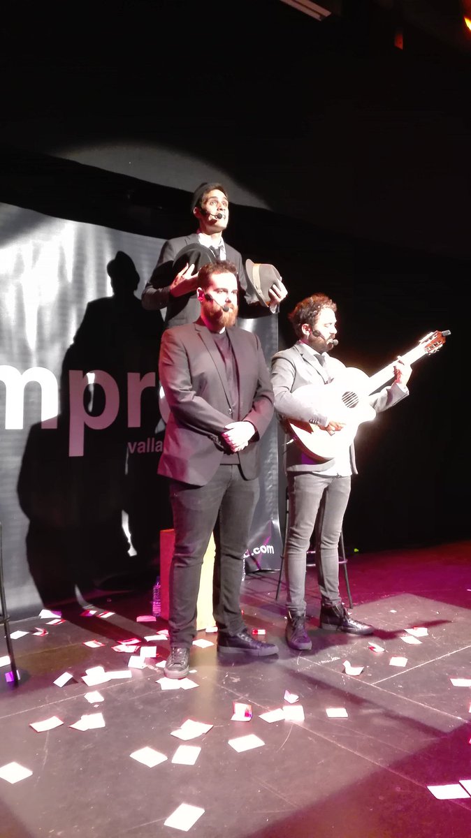 SabrinaNidiaSD's tweet photo. #improTAC #TACVLL2017 @AlTranTranImpro @ImproValladolid Improvisando desde la cabeza, hasta los pies #sombrerosvoladores #alucinada https://t.co/gM58l1ggUE