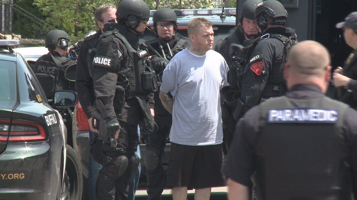 #PoliceStandoff ends without further incident. Details tonight 
at 6pm on @WGRZ. #2OnYourSide