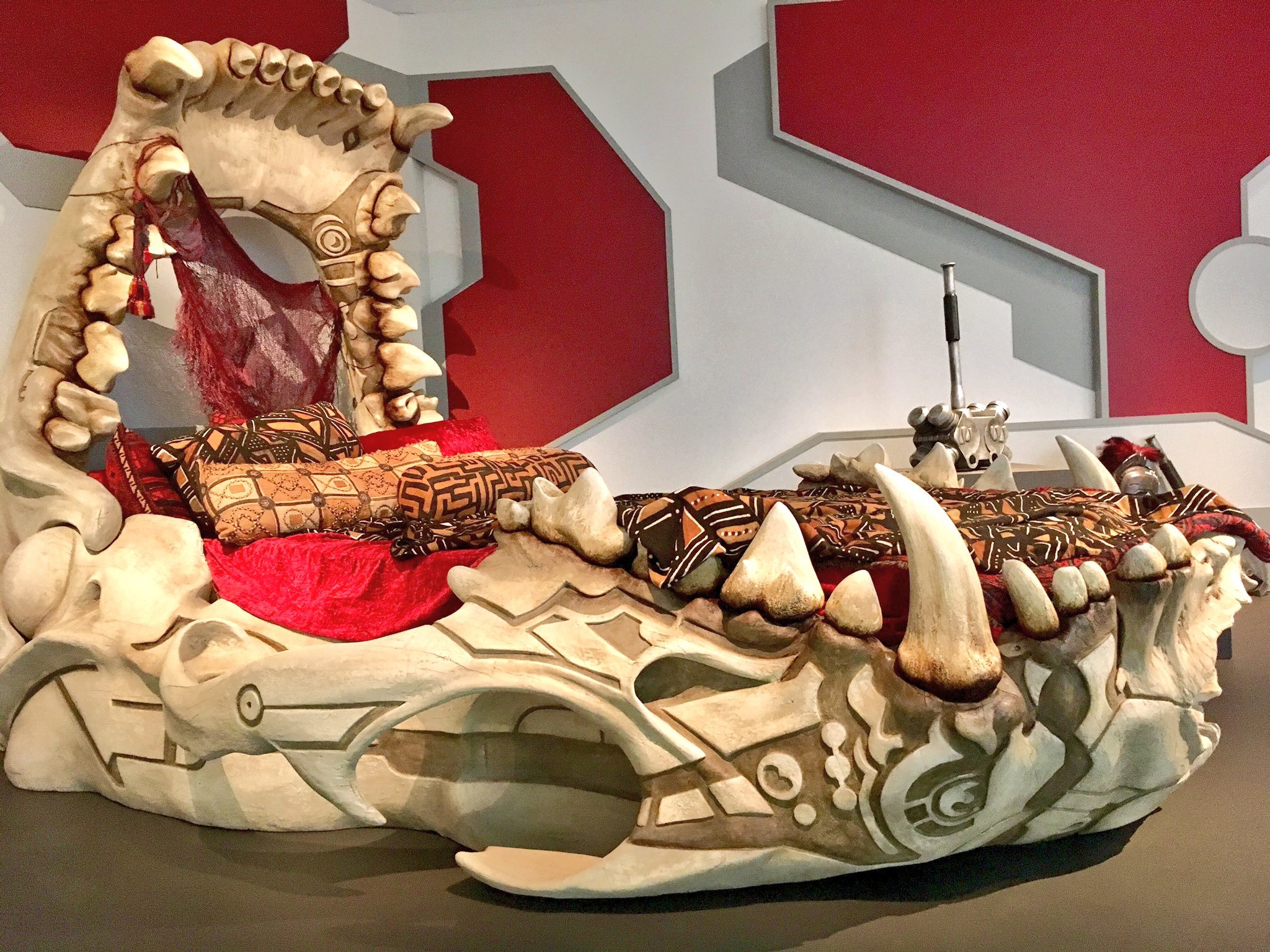 Thor: Ragnarok Exhibit Reveals Hulk's Bed & Asgard Throne ...