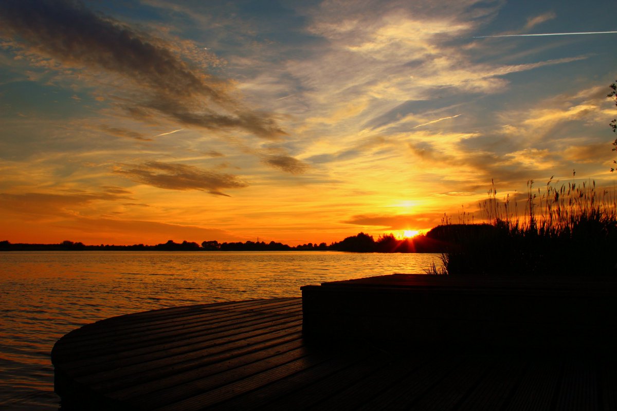 meijer1970's tweet photo. Wat was het genieten vanavond aan het Langeboschmeer in Wildervank van een schitterend zonsondergang en wat een schitterende lucht https://t.co/8nm4z5eIPB