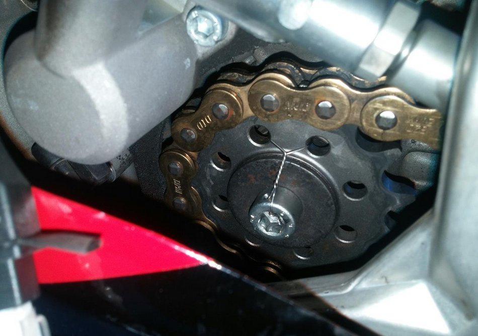 Hoylesey59's tweet photo. Just thought I'd share this with @MarcoMelandri33's mechanic... #lockwire #loctite #torquewrench #anythingtokeepthefuckeron https://t.co/1scJX1iykL