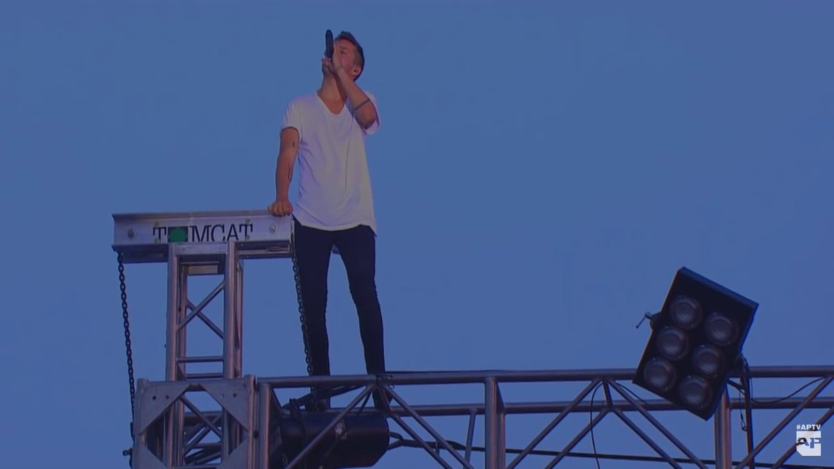 _local_dreamerr's tweet photo. Тай в белой футболке и скини...
Незаконно 
#MTVHITINTTWENTY https://t.co/a3tjXFMcZN