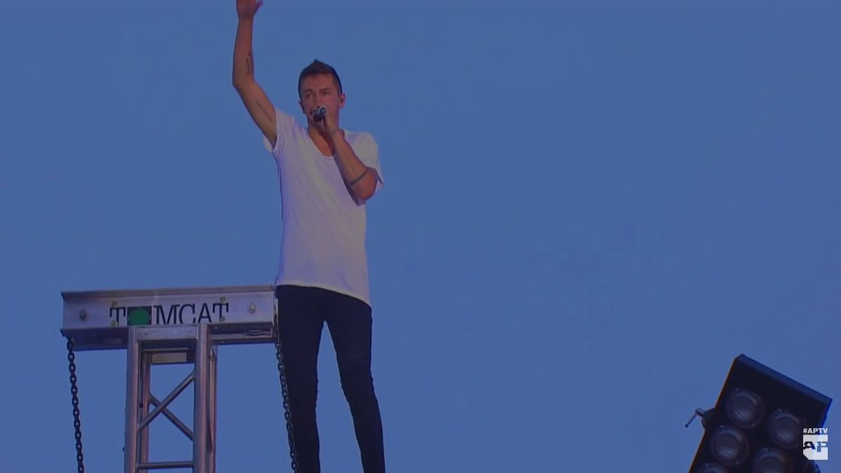 _local_dreamerr's tweet photo. Тай в белой футболке и скини...
Незаконно 
#MTVHITINTTWENTY https://t.co/a3tjXFMcZN