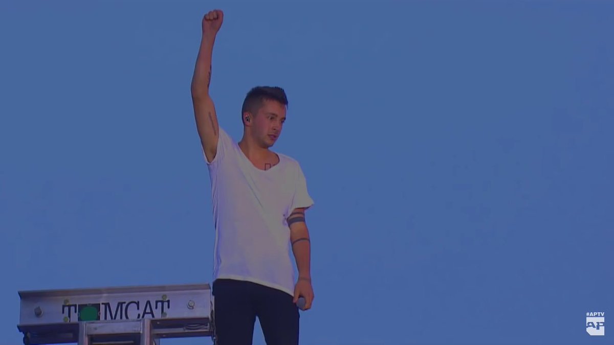 _local_dreamerr's tweet photo. Тай в белой футболке и скини...
Незаконно 
#MTVHITINTTWENTY https://t.co/a3tjXFMcZN