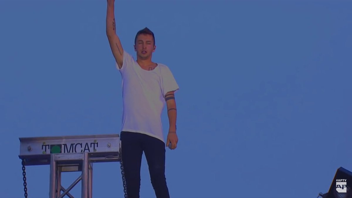 _local_dreamerr's tweet photo. Тай в белой футболке и скини...
Незаконно 
#MTVHITINTTWENTY https://t.co/a3tjXFMcZN
