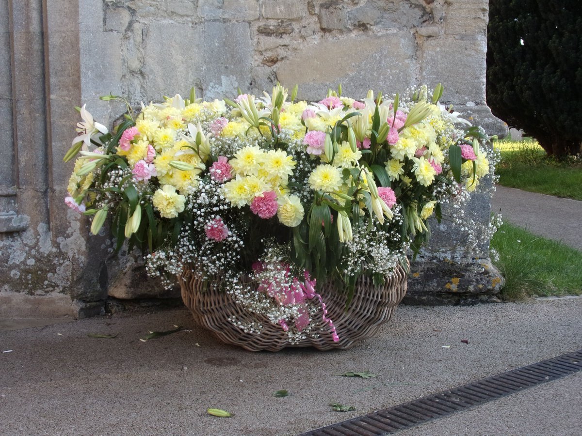 StrethamREC's tweet photo. Here are some incredibly beautiful funeral flowers from St Andrew's Chesterton (where I went ringing last week) https://t.co/8bvuZT5OU9