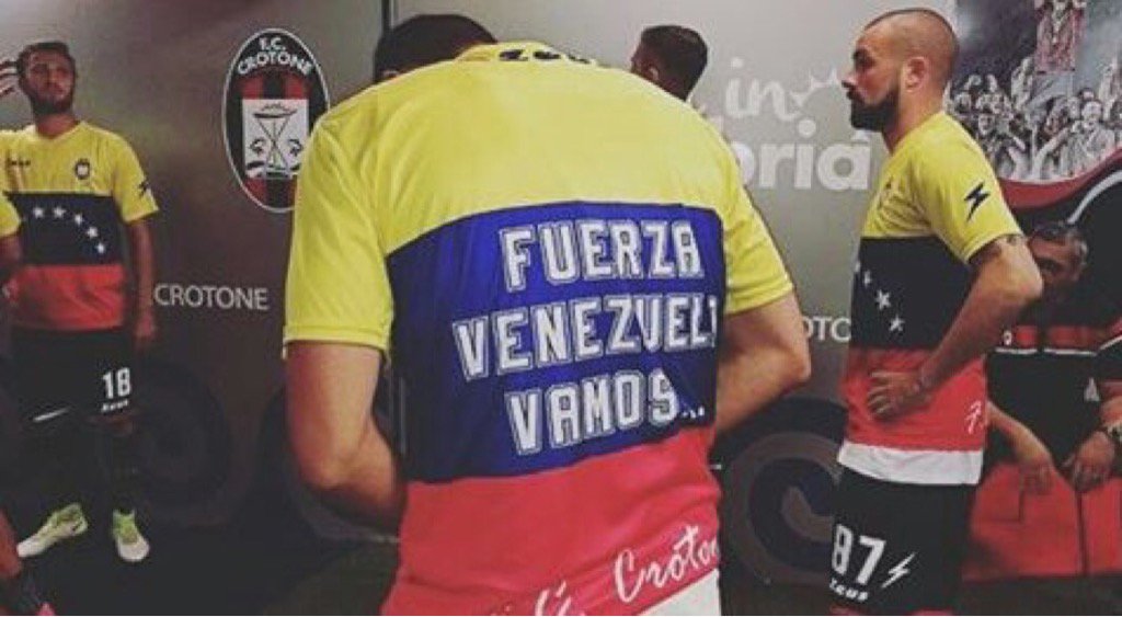 Partido de la sería A de Italia, el Crotone salta al terreno con este gran gesto de solidaridad con Venezuela.