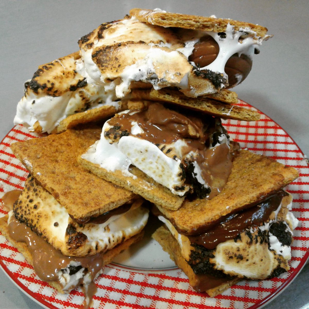 AJLester11's tweet photo. TOWER OF MELTY GOOEEY GOODNESS😍😎😲4 MERICA✊#CinnamonCrackers #PBChoc #REESESEggs #OREOBar #CaramelEGG #JUMBO #MARSHMALLOWS  #GinormousFood https://t.co/v1iOCi5ygR