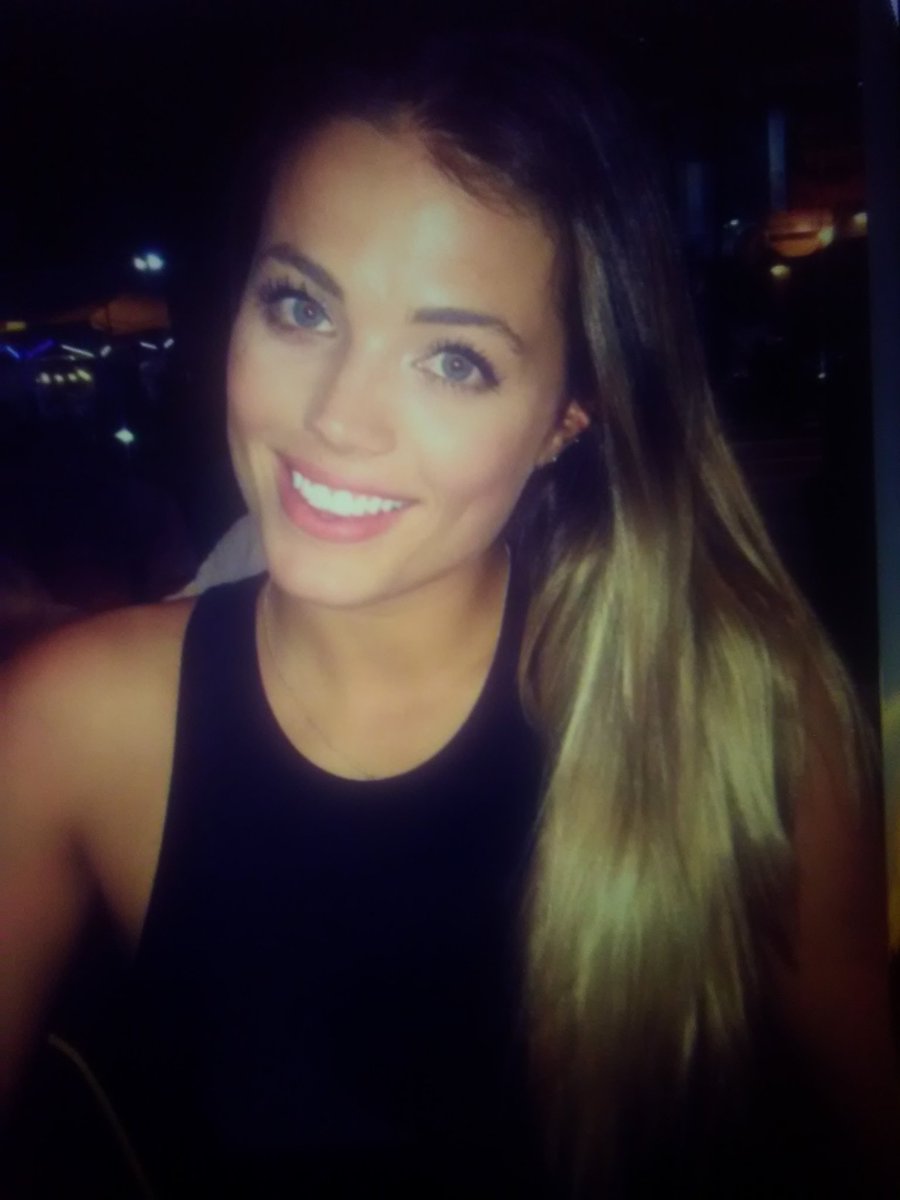 Kett2418's tweet photo. Que se ve preciosa @AlyEckmann  cenando con @AntonioROficial  sushi🍴🍴🍴🍷🍷🍷 https://t.co/ZdTj8GSBR1