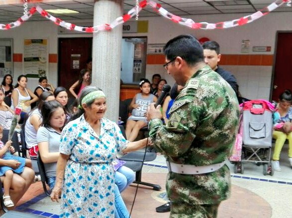 HelderGiraldo's tweet photo. Con programa #QuieroMiBarrio #HéroesMultimisión del #Baspc5 llevaron alegría y bienestar a madres del Hospital del Norte de #Bucaramanga https://t.co/wBW9ScqilB
