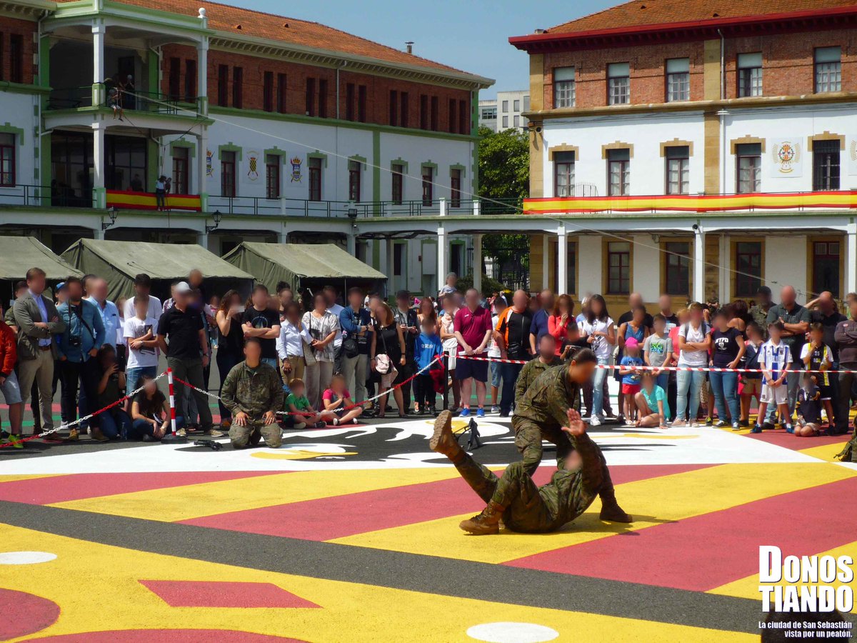 Donostiando's tweet photo. Fotos de la jornada de puertas abiertas en los Cuarteles de Loyola. #Donostia #SanSebastian #Gipuzkoa. @Defensagob @IHyCM_ET @EjercitoTierra https://t.co/Naxsfl6KvA