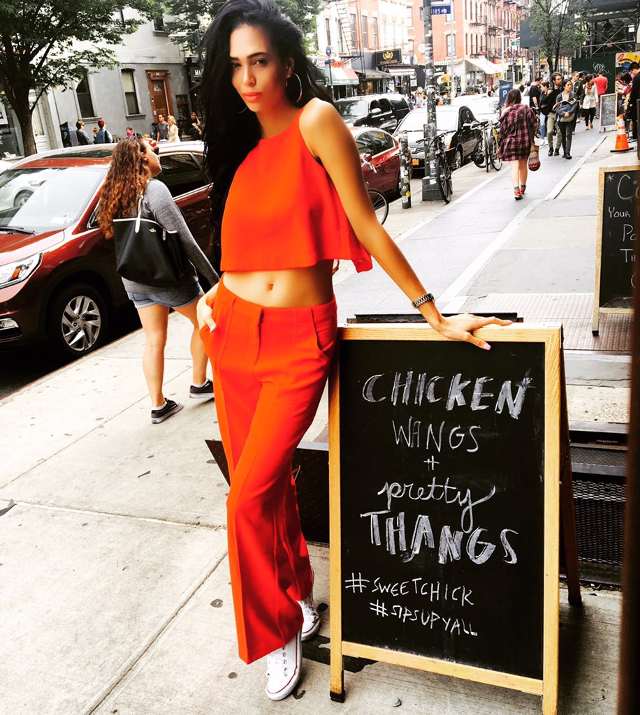 TatumKeshwar's tweet photo. Chicken Wings and Pretty Thangs. #SweetChick #ChickenAnd Waffle https://t.co/Qzj5V9KOiR