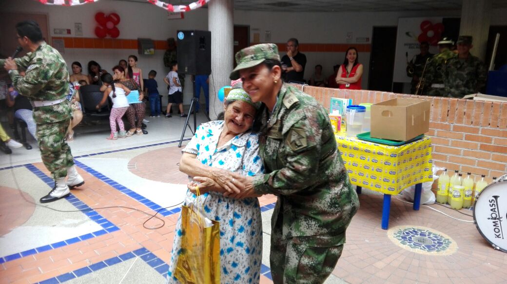 HelderGiraldo's tweet photo. Con el #Baspc5 celebramos día de la madre con jornada de entreteniendo y salud a mamitas gestantes y de tercera edad en el Hospital Kennedy https://t.co/7jleSCAbR2