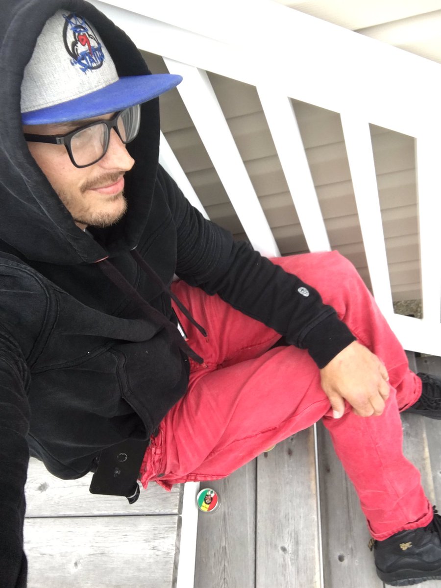 KingB609's tweet photo. #TRU #RELIGION #9SOUTHVAPES #CLOUDSTATUS #NYC #RETRO11S #DRAGONFRAMES Fresh or Naw? https://t.co/zLjR18lAyF