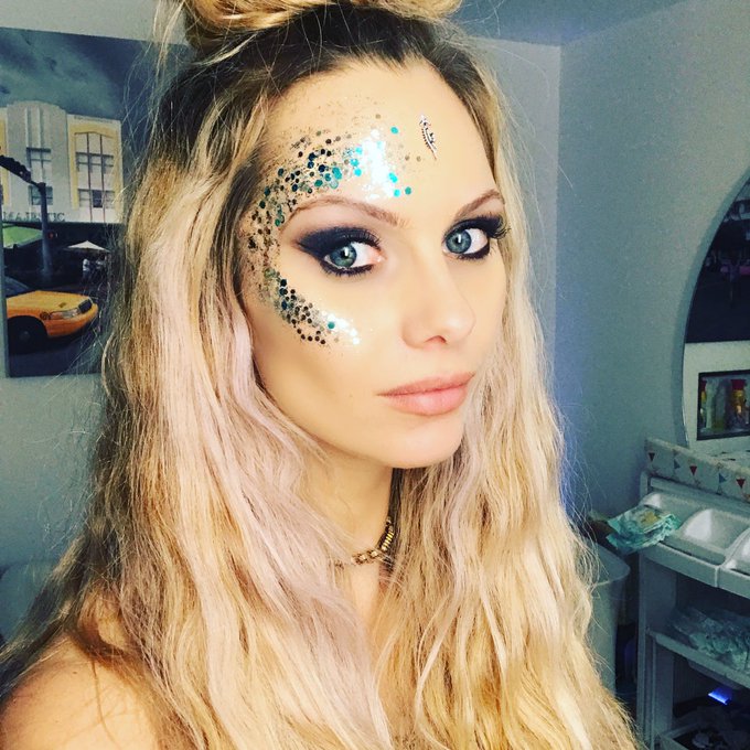 Finally managed to get the glitter off! Night night guys x https://t.co/Mfh4U1yzhR<a href="/tag/actress"class="tags"><span>#actress</span></a><a href="/tag/comedy"class="tags"><span>#comedy</span></a><a href="/tag/arewedeadyetmovie"class="tags"><span>#arewedeadyetmovie</span></a><a href="/tag/awdymovi"class="tags"><span>#awdymovi</span></a>