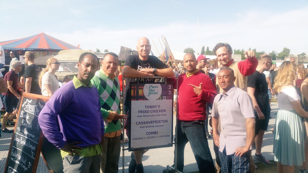 ChairsRocking's tweet photo. Sunshine and beautiful people!!
@westergas #rollendekeukens https://t.co/Rr9TvtGfON