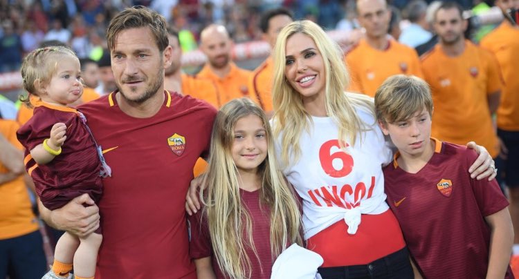 marianodiotto's tweet photo. Commovente il saluto di #francescoTotti alla sua #Roma | questo è il calcio che amiamo quando diventa la passione  della vita! Grazie @Totti https://t.co/xV87mYSY6Z