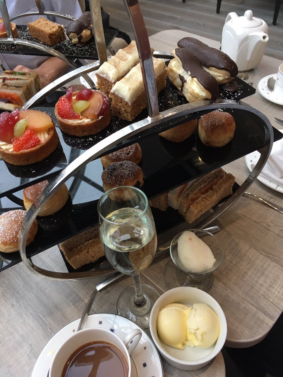 RachelNikolay's tweet photo. Loved celebrating my Birthday having bubbly Afternoon Tea with @thewall1966 @SarovaHotels Sir Christopher Wren. Fab new decor #rawleyrachie https://t.co/h5eGZGKMnF