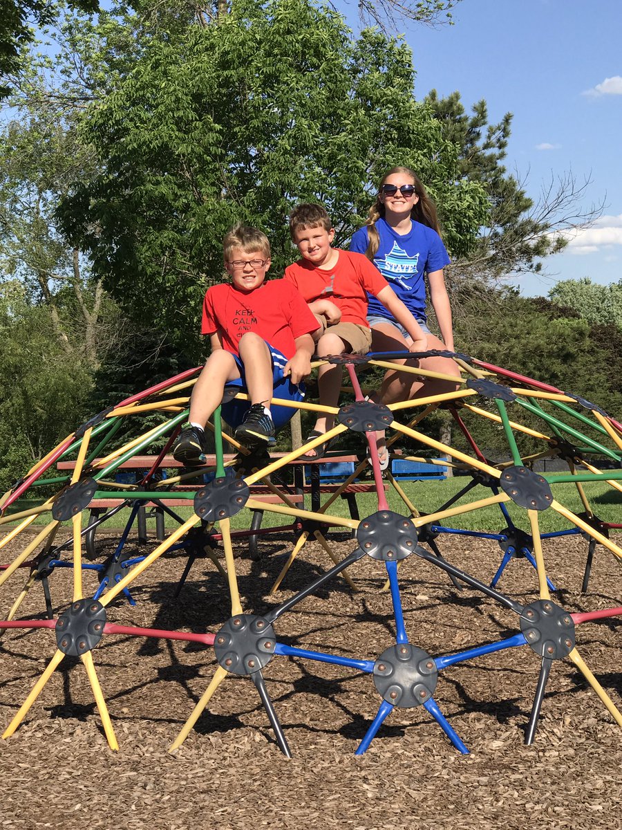 BethWestemeier's tweet photo. Cousin time!! @MJWestemeier @natalie_king05 https://t.co/cKcQmREiS5