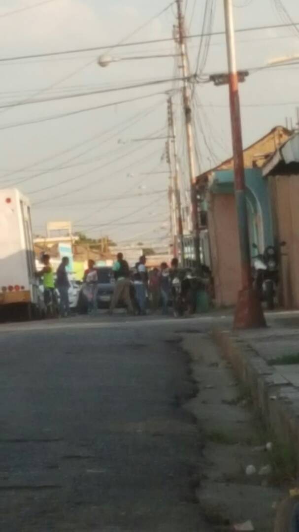libre994's tweet photo. Esta es la casa del policía Onan Pereira, el que asesinó a Cesar, resguardada por sus compinches los poli https://t.co/3FuuJ6UJ6K