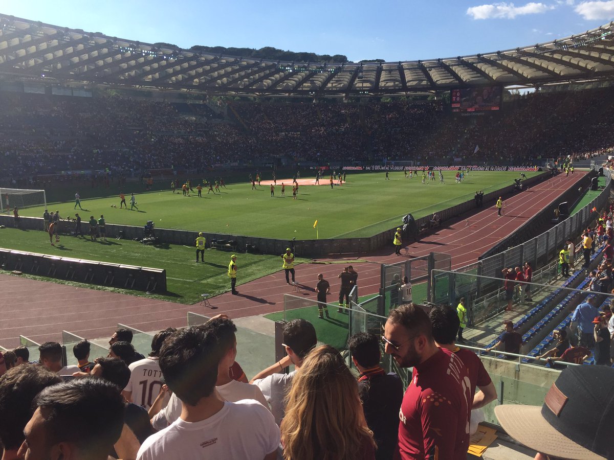 ValentinaVvale's tweet photo. Io c'ero! Unico e immenso!  #Totti https://t.co/C7V42Vh92E