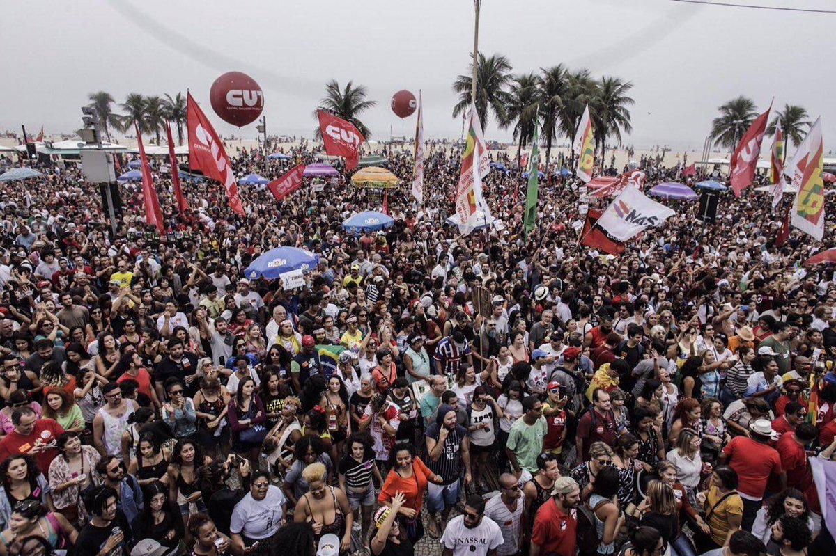luisandrefq_'s tweet photo. Não havia um vândalo sequer no meio desse mar de gente!!! Coincidência, ou não, mas também não havia tropa de choque, gás,  bombas ou PM FDP https://t.co/p9pz6yKKkl