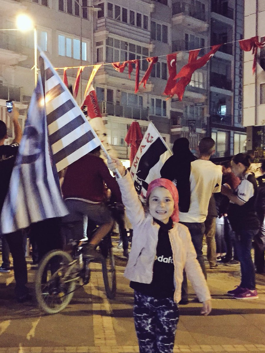 s_koyuncu's tweet photo. #sampiyonStadyumda yavru Kartallarım ��ampiyonluk kutluyor! Ablasının izinde doğuştan Beşiktaş'lı https://t.co/V50cgaFKSw