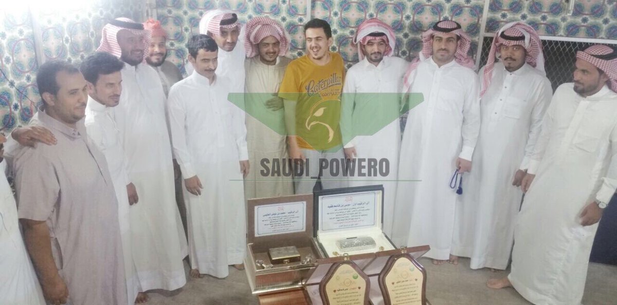 SAUDI_POWER0's tweet photo. ابطال يكرمون زملائهم بمناسبة الترقية 
ألف مبروك الترقيه للجميع و نسأل الله
 تعالى لهم التوفيق والعطاء 🇸🇦
#الحد_الجنوبي https://t.co/TO3eAnwREM