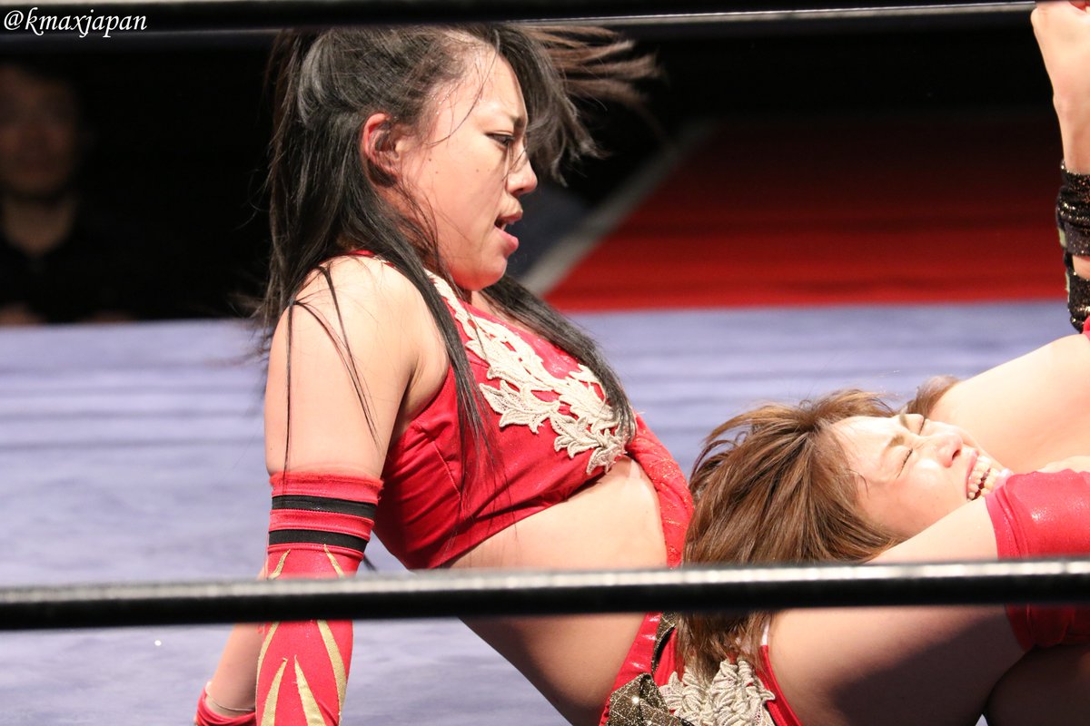 まっくす 17 05 28 アクトレスガールズ 新木場大会 Act セミ 本間多恵 選手vs 高瀬みゆき 選手 多恵選手を首四の字にとらえる みゆき選手 むき出しの闘志 眼に惹きつけられます