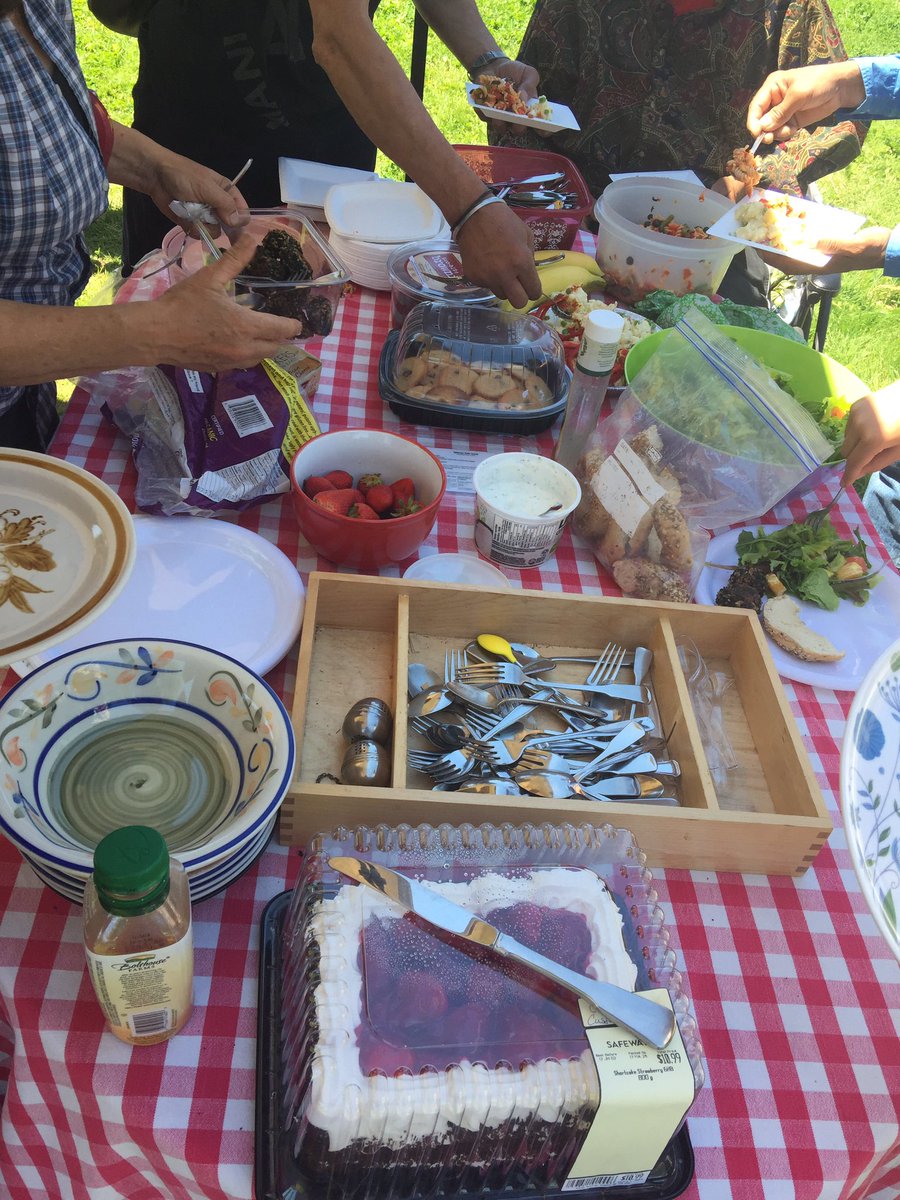 friendoftheplot's tweet photo. Lovely PLOT Luck Lunch picnic today！Meet friends and harvest the lettuce at the garden! https://t.co/7g05pQnq35