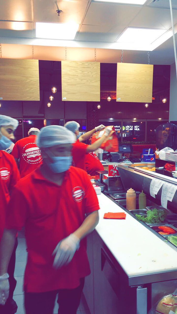 برجر ايززر | اللحم والدجاج طازج يجيهم من المصنع مباشره والخبز جدا هشّ ولذيذ باقي تفاصيل التغطية بالسناب