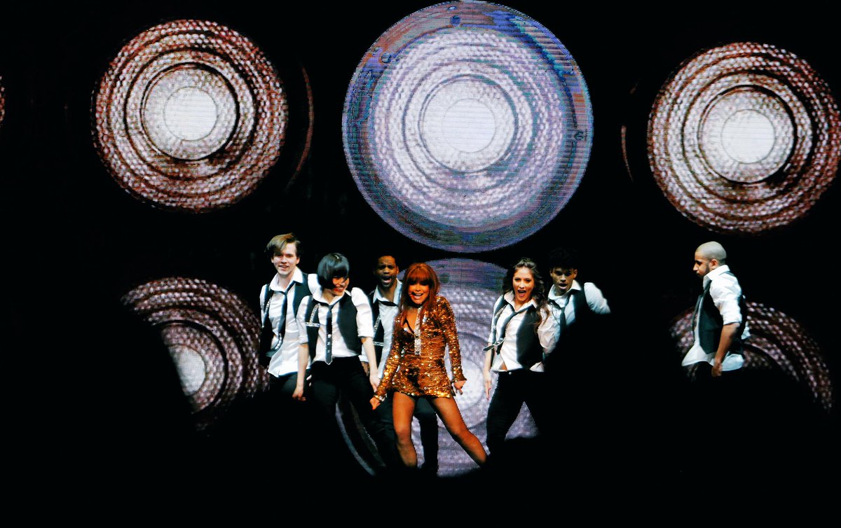 TMobileArena's tweet image. .@PaulaAbdul looking as beautiful as always, knows how to bring the energy to #Vegas! #TotalPackageTour