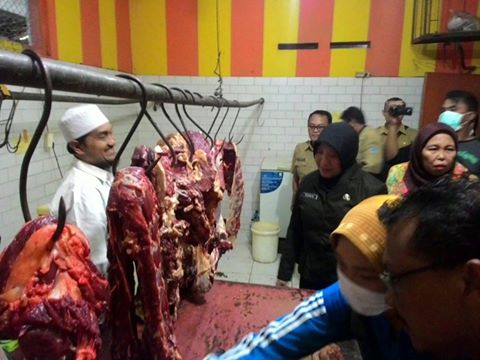 Wali Kota Probolinggo, Hj. Rukmini, pagi (29/5) tadi, 06.00 WIB, menggelar sidak daging sapi ASUH di Pasar Baru.